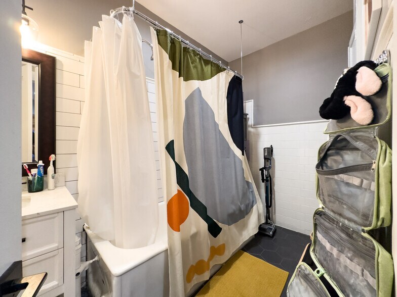 Building Photo - 441 W Melrose St