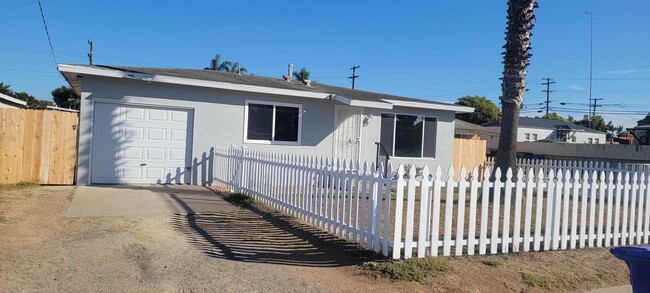 Primary Photo - 2-Bed, 1-Bath House w/1-Car Garage & Large...