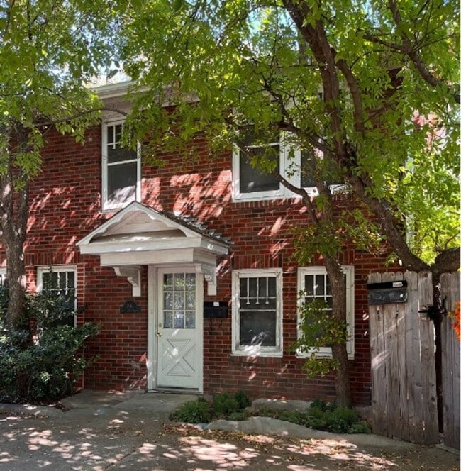 Building Photo - 2Bed/1bath Duplex with Small Yard