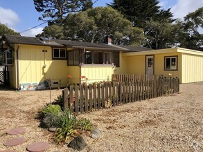 Building Photo - Adorable Two Bedroom in Pacific Grove!