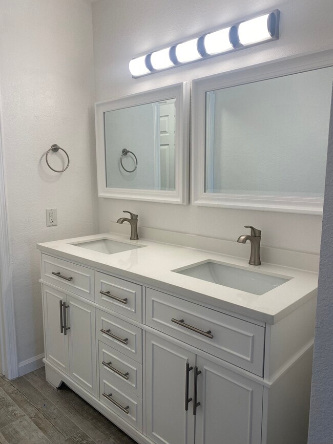 Master bath with double sinks - 5950 N 78th St