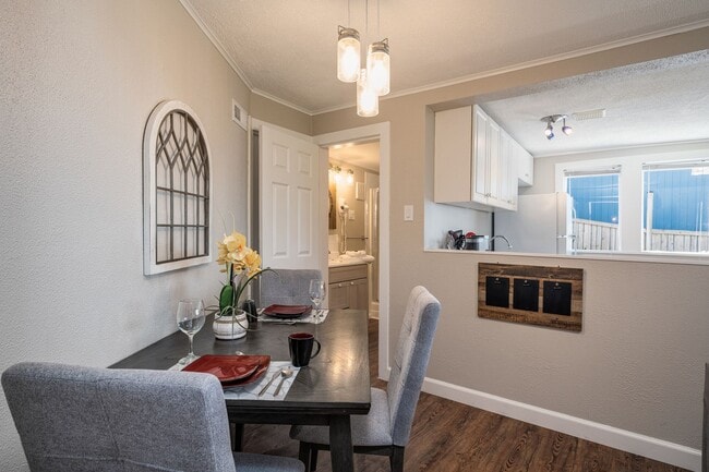 Building Photo - Ocean view 1 bedroom bottom floor unit close to Alki