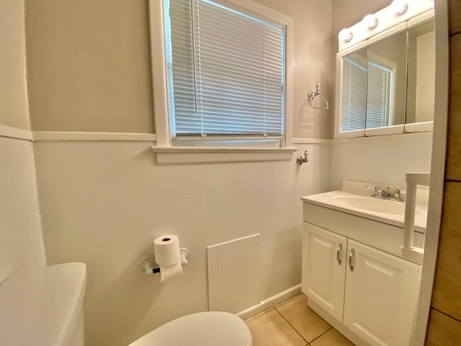 Building Photo - Full 1 bed 1 bath 1 living room/kitchen available now