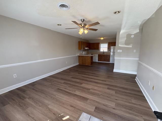 Building Photo - "Charming 1-Bedroom Retreat in the Heart o...