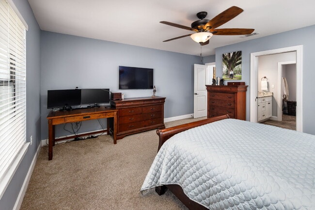 Building Photo - "Charming and Updated 3-Bed end unit townh...