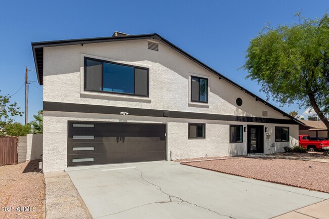 Building Photo - 2210 E Everett Dr