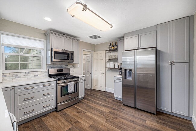 Building Photo - Charming 4Bed/2Bath with Two Huge Backyard