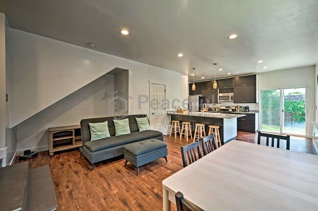 Building Photo - 462 E Haven Ave