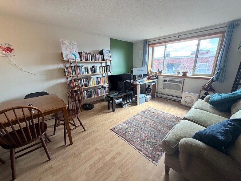 Building Photo - 94 Beacon St