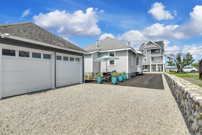 Building Photo - 27 Milford Point Rd