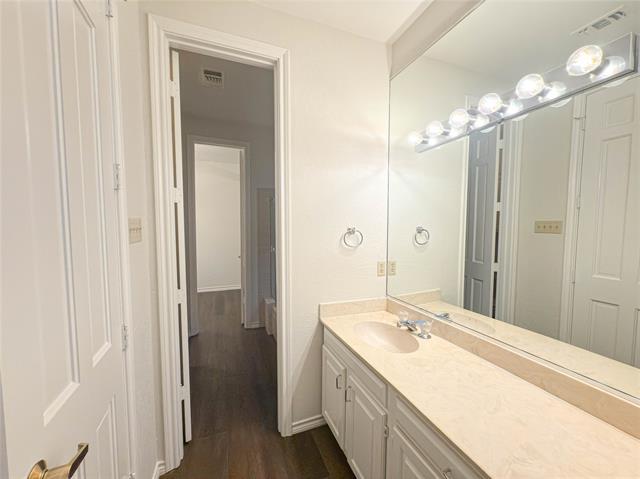 Building Photo - 5991 Lindenshire Ln