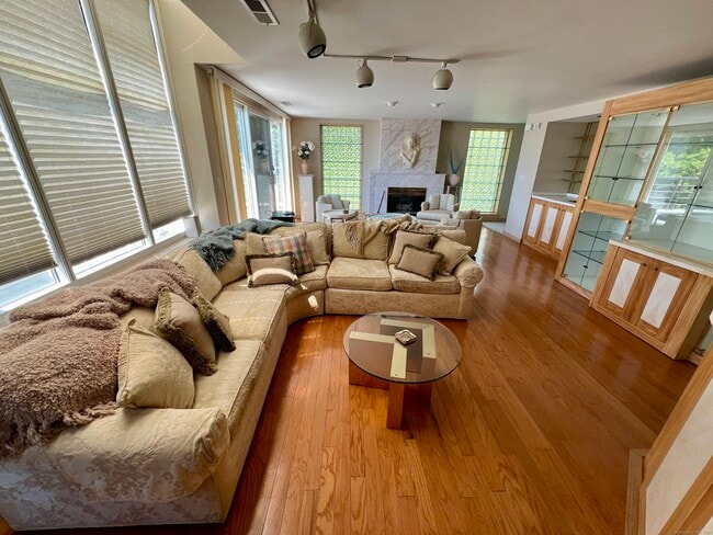 Building Photo - 131 Popes Island Rd