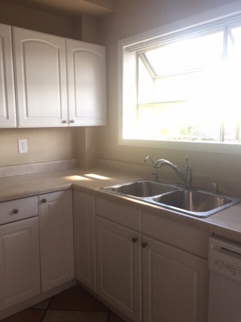 Building Photo - Gorgeous Las Vegas Country Club Townhome F...