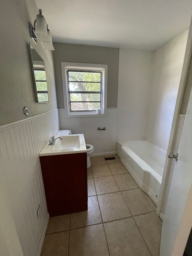 Building Photo - $1,800.00 Move-In-Special