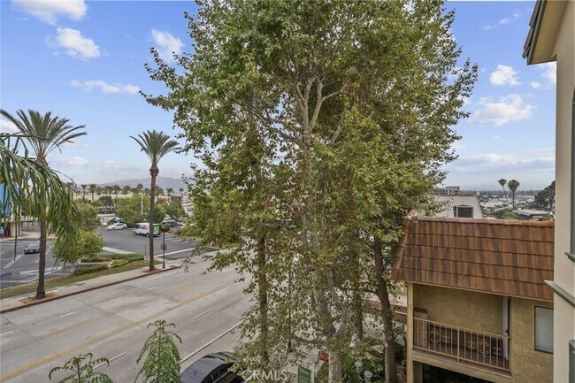 Building Photo - 231 E Burbank Blvd