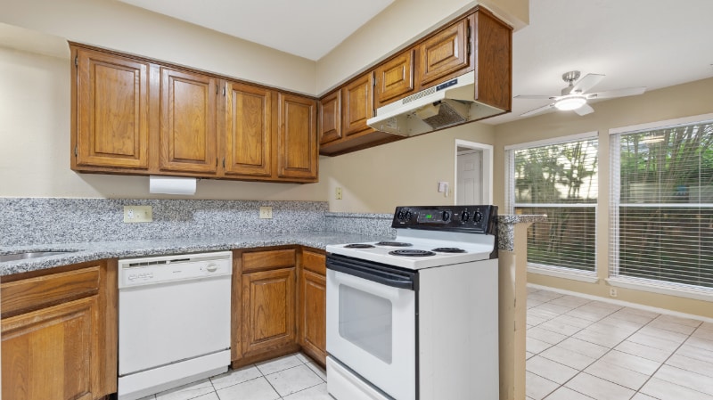 Building Photo - 10810 Sugar Hill Dr