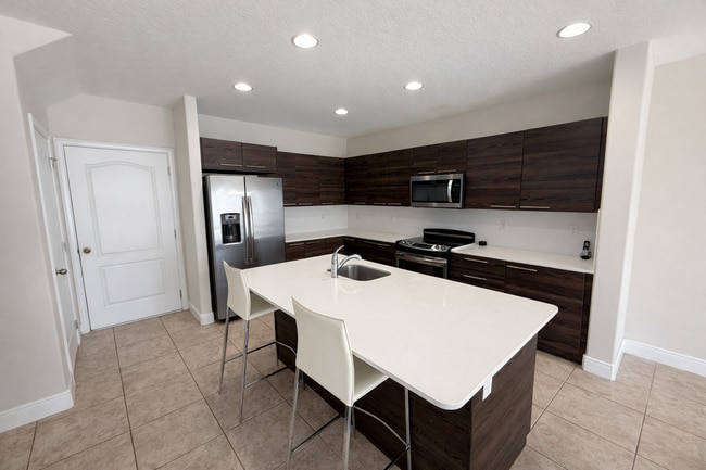 Building Photo - Spacious 3-Bedroom Townhouse Oasis in Haines City – Your Perfect Retreat!