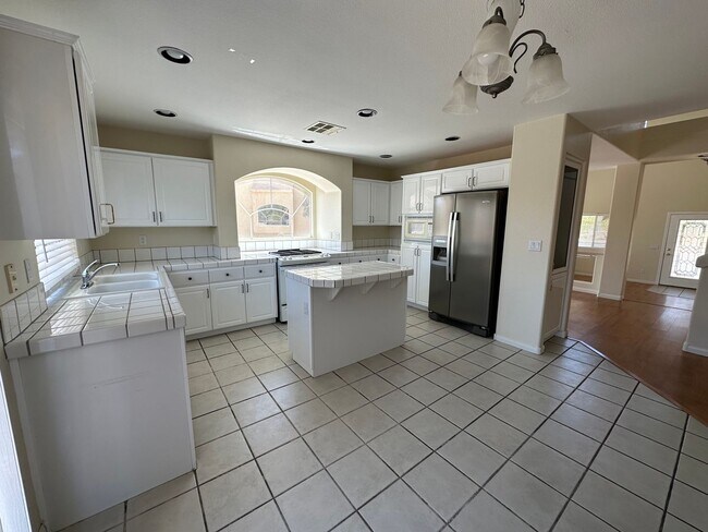 Building Photo - Royal Highlands Guard Gated Community!!