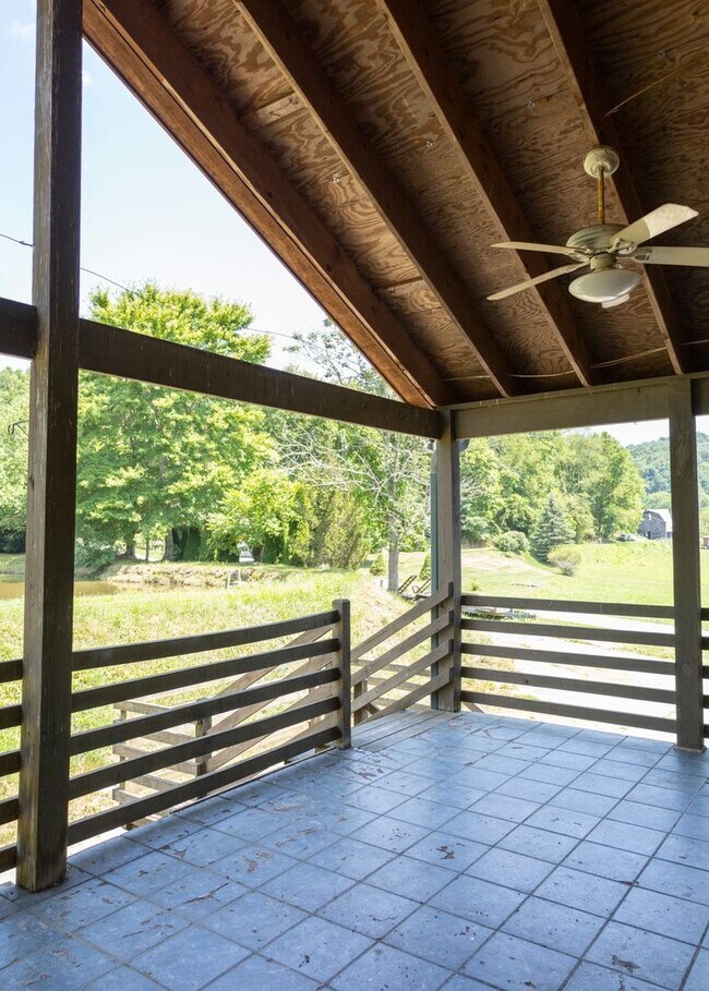 Building Photo - Spacious Home in Sugar Grove With Easy Access to Boone