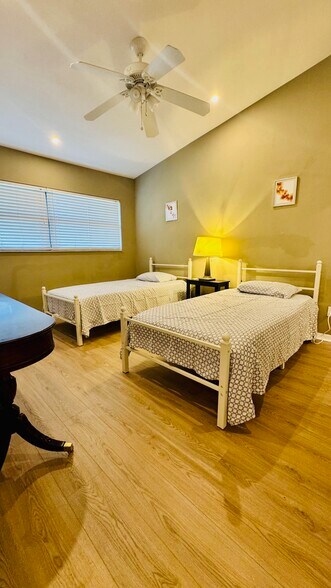 Building Photo - 2024 Pine Isle Ln