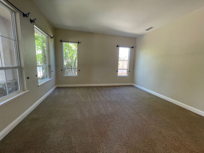 Building Photo - Stunning 4-Bedroom Home in Prime Folsom Location