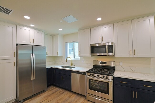 Building Photo - 1422 W 29th St