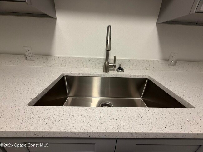 Building Photo - 154 Crescent Beach Dr