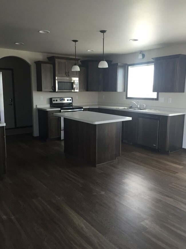 Building Photo - 5 Bedroom Home