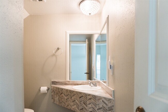 Building Photo - 2100 Tanglewilde St