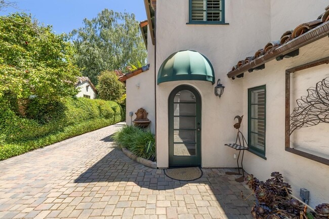 Building Photo - Mediterranean Beauty in Crescent Park – 5B...