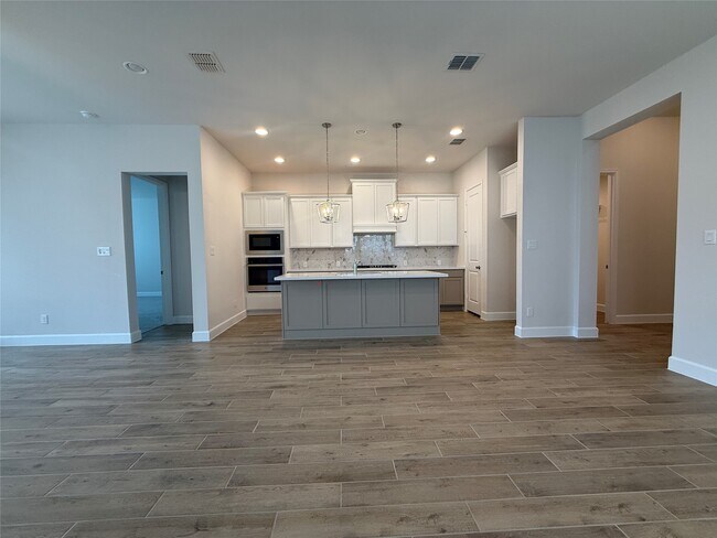 Building Photo - 42615 Mystery Ln