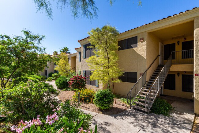 Building Photo - 9990 N Scottsdale Rd