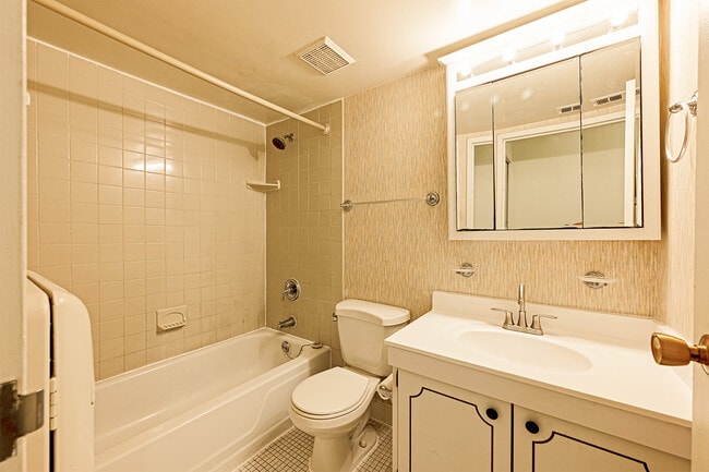 Building Photo - 9728 Kingsbridge Dr