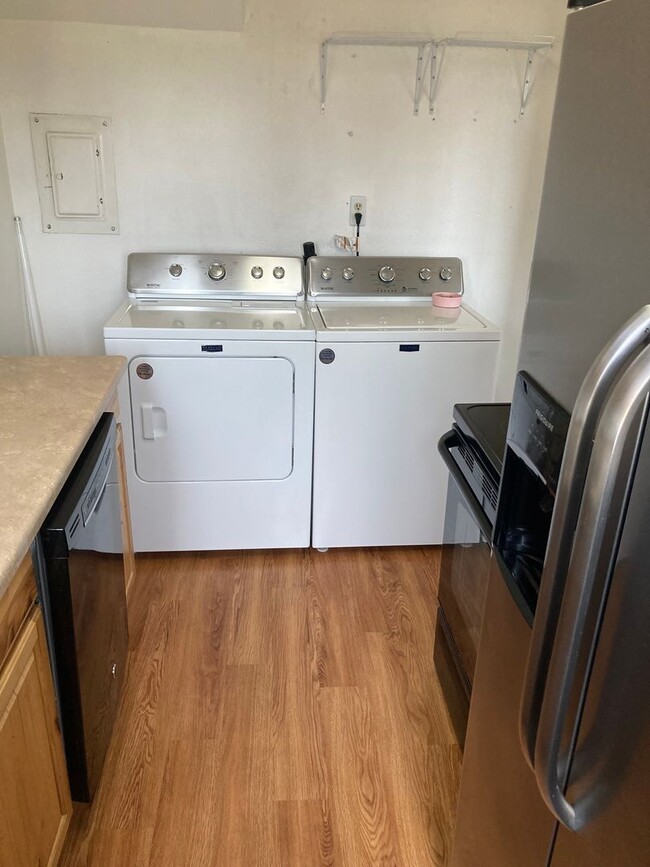 Building Photo - Spacious 2-Bedroom Duplex with Large Fence...