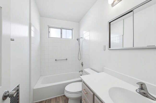 Building Photo - 333 Rexford Dr