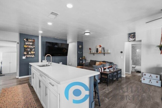 Building Photo - 1703 Midvale Dr