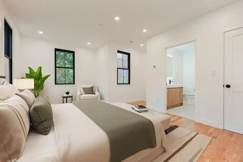 Building Photo - 12 George St