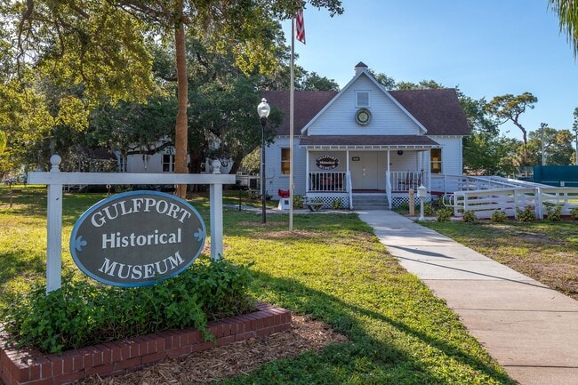 Building Photo - 2 Bedroom Single Family Home in Central Gulfport