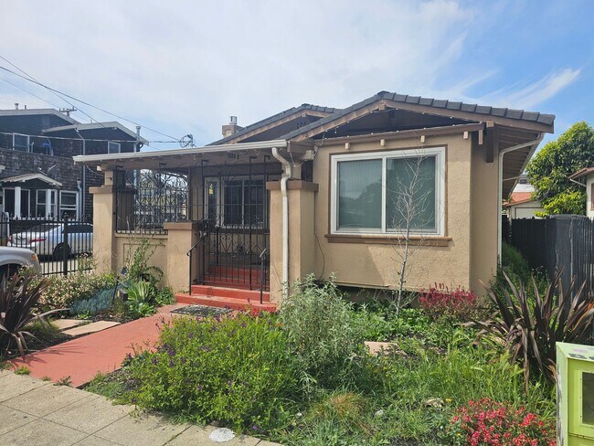 Primary Photo - Live & Work in Oakland: Spacious Home with...