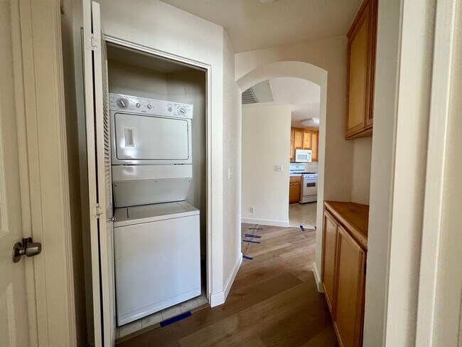 Building Photo - Gorgeous 2 Bd 2 Ba Unit in Redwood Shores