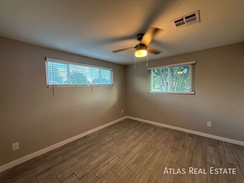 Building Photo - 3412 W Orangewood Ave