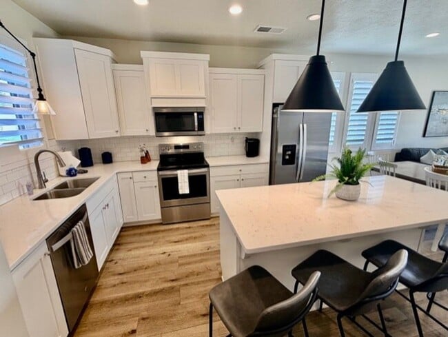 Building Photo - Flexible lease options! Spacious Townhome in Washington
