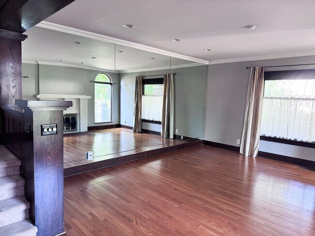 Building Photo - Historical Duplex - Spacious 3 Bedroom, 2.5 Bath Duplex with fenced in private patio.