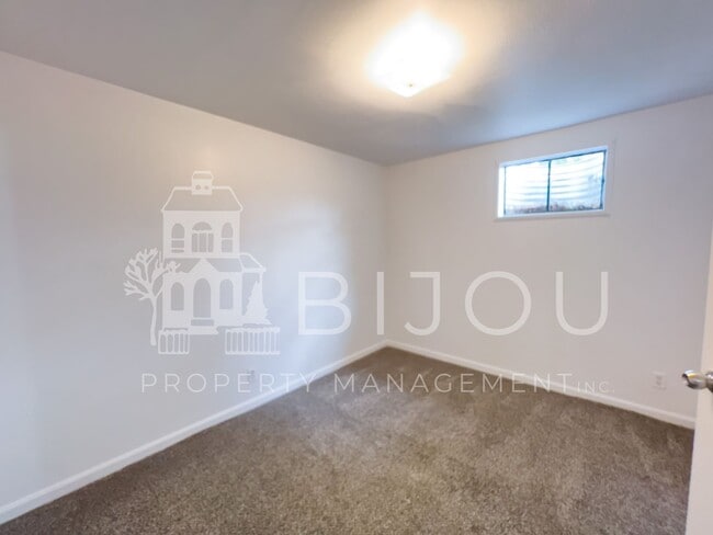 Building Photo - Lovely Four Bedroom