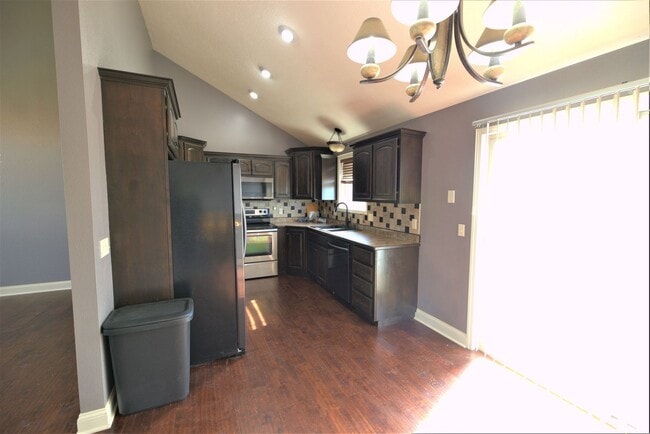 Building Photo - Charming Split Level in Ozark!