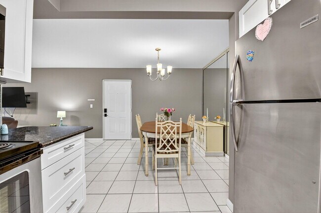 Building Photo - 9900 Pineapple Tree Dr