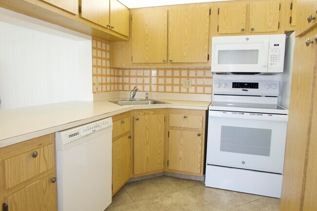 Building Photo - 208 Foxtail Dr