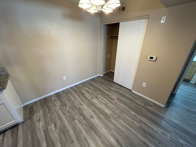 Building Photo - ADORABLE 1 BEDROOM 1 BATHROOM 1ST FLOOR CO...