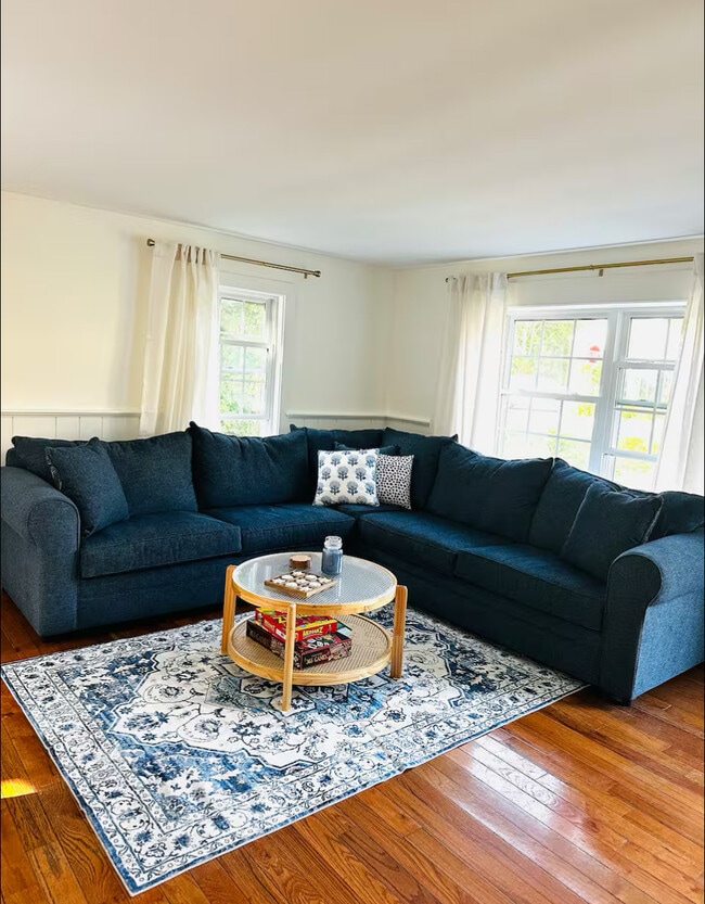 Building Photo - 4 Charles St