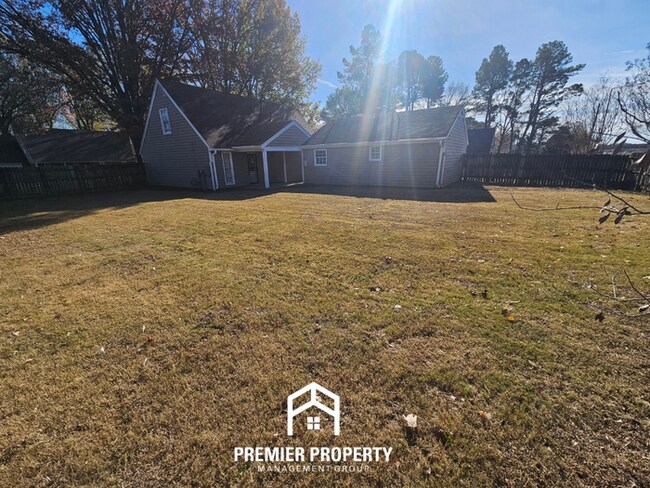 Building Photo - 6622 Amersham Dr